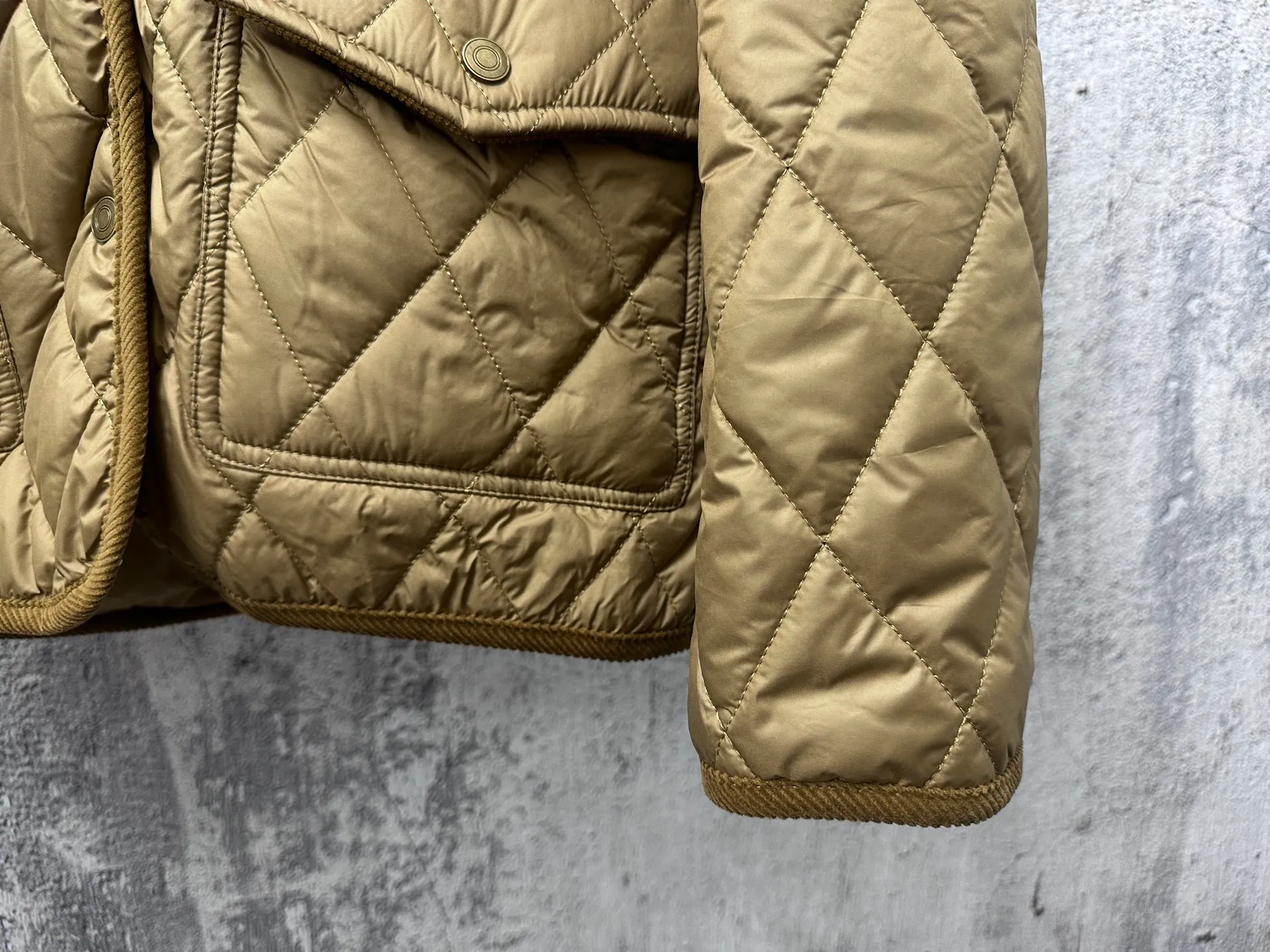 P320 【Ralph Lauren】Ralph Lauren's new brand of corduroy cotton jacket with logo embroidery on the chest, diamond plaid lapel, and perfect control of workmanship details, exquisite small logo embroidery on the chest, corduroy color-blocked lapel, and pocket design show details and highlight your personality! The version is simple but not simple! It is very youthful and energetic, and can be easily worn by both men and women. It is very in line with the fashion aesthetic concepts of today's young people! Size:S-XL